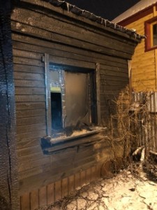 В поселке под Тюменью при пожаре в частном доме погибли семь человек