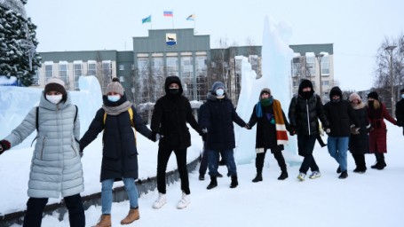 Полиция Югры не признала хоровод в Сургуте несанкционированной акцией в поддержку Навального