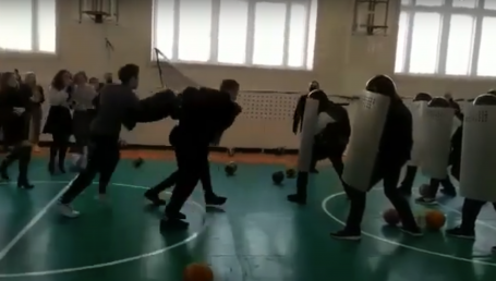 После акций протеста в нижневартовской школе полицейские провели «урок мужества» в новом формате  