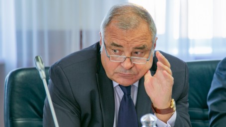 Совет Федерации после осенних выборов может покинуть сенатор от ХМАО Юрий Важенин