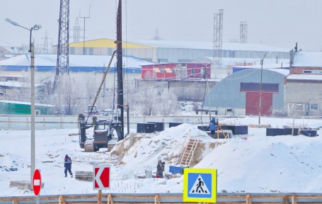 Власти ХМАО реанимируют в 2023 году стройку спорткомплекса в Нефтеюганске, которую заморозили на два года