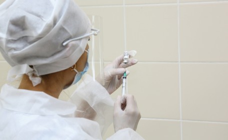 На Ямал впервые поступила вакцина «ЭпиВакКорона»