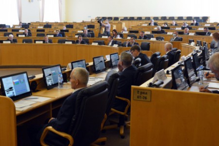 Депутаты Тюменской облдумы окончательно разрешили себе принимать решения по важным вопросам заочно