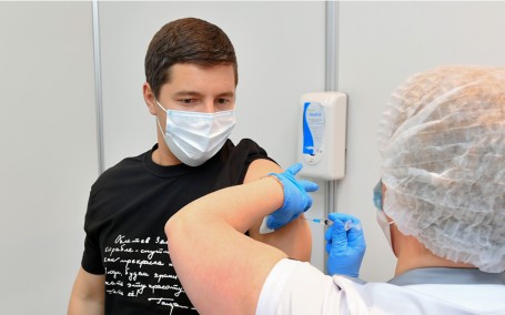 Дмитрий Артюхов последним из глав «тюменской матрешки» решился на вакцинацию