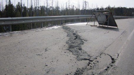 ОНФ выявила дефекты на разваливающейся дороге за 4,8 млрд рублей и требует их устранить за счет строителей