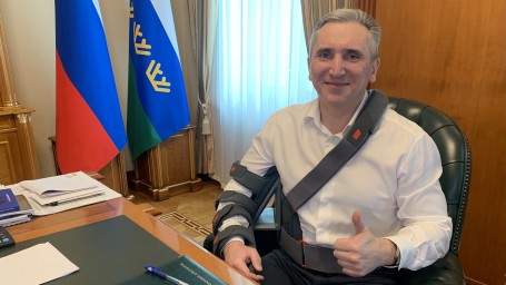 Губернатору Тюменской области сделали операцию на плече