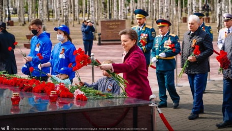 Губернатор ХМАО возложила цветы к вечному огню под музыку для голливудского боевика