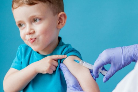 ВОЗ впервые разрешила вакцинировать детей и подростков от коронавируса