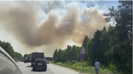 Под Тюменью открыли движение по трассе Тюмень-Омск, которую перекрывали из-за дыма от лесного пожара