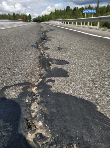 Власти ХМАО сообщили, что разрушения на реконструированной ранее за 1,8 млрд рублей дороге будут устранены до середины сентября