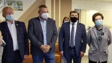 Комарова совершила предвыборный визит в район, чей глава накануне заразился коронавирусом