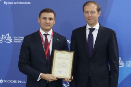 Мантуров наградил чиновника из ХМАО за развитие промпотенциала на фоне падения реального сектора экономики региона