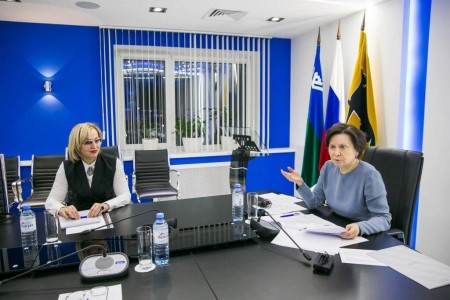 Губернатор ХМАО Комарова уступила свой мандат известному гинекологу