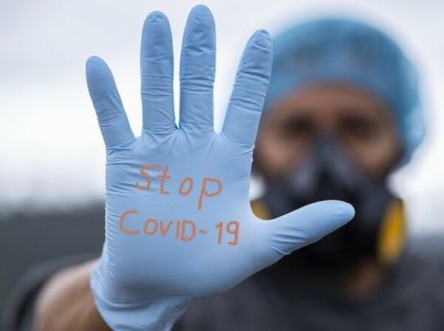 В России зафиксирован очередной рекорд суточной смертности от COVID-19. Число летальных исходов приближается к тысяче