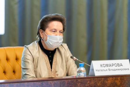 Губернатор ХМАО Комарова поручила настроить цифровой и силовой контроль за перемещением больных коронавирусом и их семьями