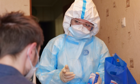 Ежедневно в России продолжает умирать от коронавируса рекордное число человек