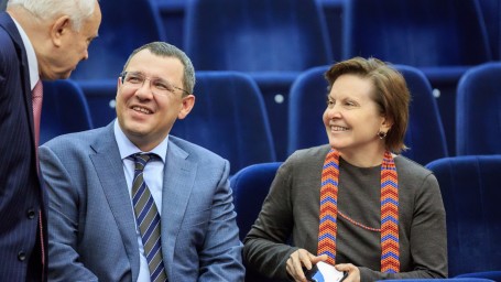 На фоне громкого скандала в Шахматной федерации Югры Комарова присвоила ее президенту Филипенко почётное звание