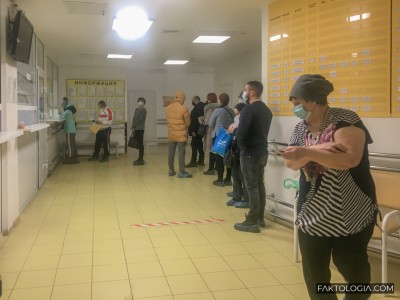 В Югре решение властей по обязательной вакцинации привело к очередям в больницах