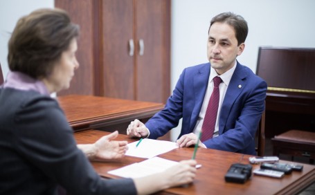 Губернатор ХМАО Комарова наградила одного из мэров за безупречную службу