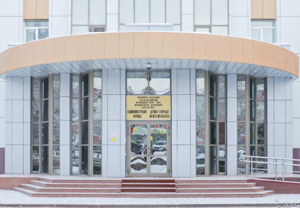 Суд признал незаконной сделку администрации Нефтеюганска по продаже здания кинотеатра