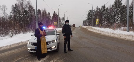 В ХМАО из-за роста количества ДТП священники вышли помолиться на аварийные участки автодорог