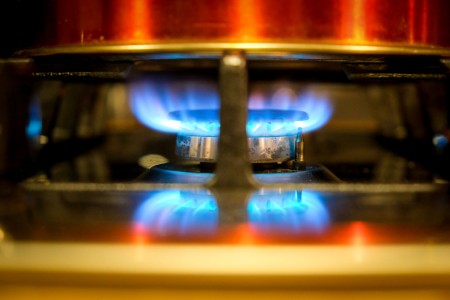 В Европе на фоне низкого спроса и высоких запасов продолжает дешеветь газ