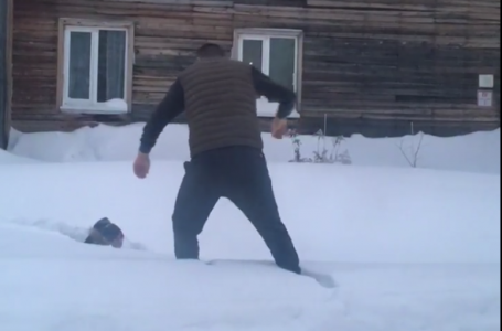 В центре заваленного снегом Ханты-Мансийска таксист спас провалившегося в сугроб школьника