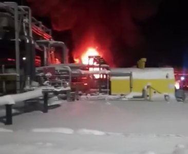 Очевидцы сообщили о крупном пожаре на месторождении Роснефти в ЯНАО, в результате которого мог пострадать человек