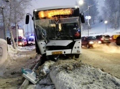 В столице ХМАО рейсовый автобус врезался в столб, госпитализированы шесть человек