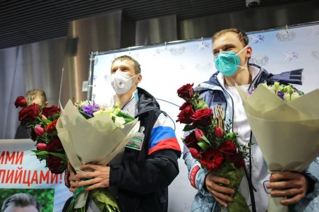 Олимпийские медалисты Спицов и Якимушкин прилетели на отдых в Тюмень перед новыми стартами