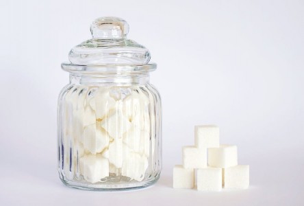 Югорчане жалуются на дефицит сахара в магазинах. Замгубернатора ХМАО Генкель объяснил, что жители сейчас его скупают в три раза больше, чем обычно