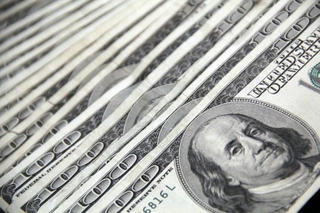 Перед объявлением новых антироссийских санкций курс доллара превысил 76 рублей