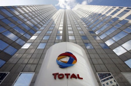 Total решила отказаться от закупки российской нефти, но продолжит поставлять СПГ с завода на Ямале