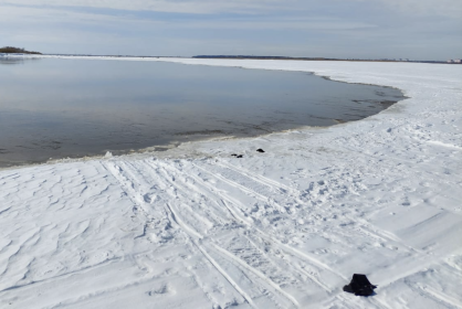 В ХМАО новое ЧП. Три снегохода провалились под лед в районе Сургута, два человека пропали без вести