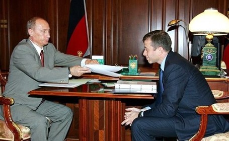 В Минюсте США отказались объяснять, почему Абрамович не попал под санкции