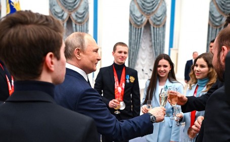 Олимпийский чемпион по лыжным гонкам Спицов, выступающий за Тюмень, получил орден от президента России