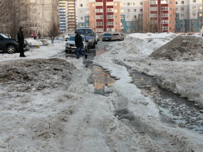 В ХМАО власти приостановили работу общественного транспорта, так как неубранный вовремя снег затопил дороги