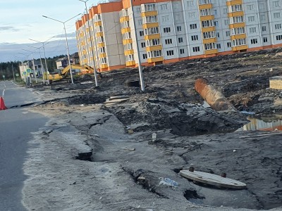 Губернатору ХМАО Комаровой показали разрушение новой дороги, строительство которой обошлось почти в полмиллиард рублей