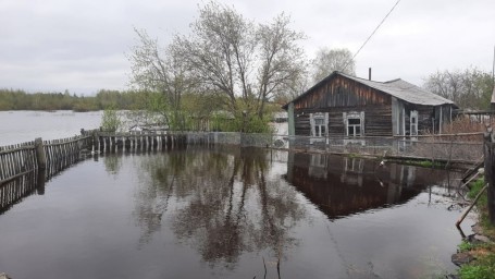 В одном из районов Югры власти объявили режим ЧС из-за паводка: уровень воды поднялся выше критической отметки