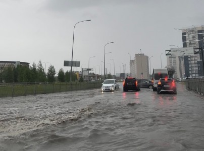 В Ханты-Мансийске после дождя затопило дорогу, которую чиновники постоянно ремонтируют