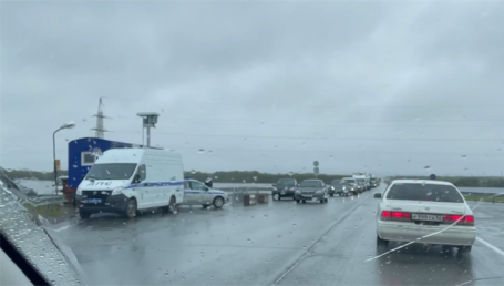 Жители Томской области жалуются на огромные пробки на въезде в Югру из-за проверок полиции ХМАО