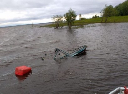 В ХМАО перевернулась моторная лодка, один человек пропал без вести