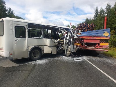 В ХМАО в результате столкновения автобуса с КАМАЗом пострадали четыре человека