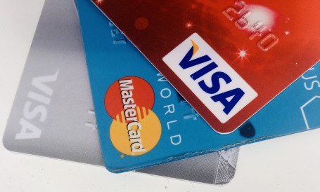 Россияне пожаловались на проблемы при оплате бессрочными картами Visa и Mastercard