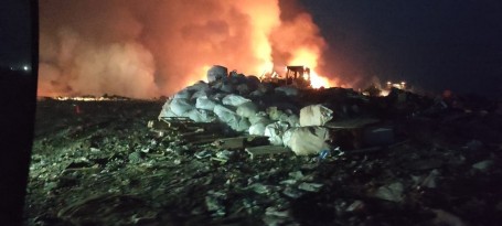 Жители одного из крупнейших городов ХМАО обвинили власти в том, что они скрывают действующий пожар на полигоне ТБО