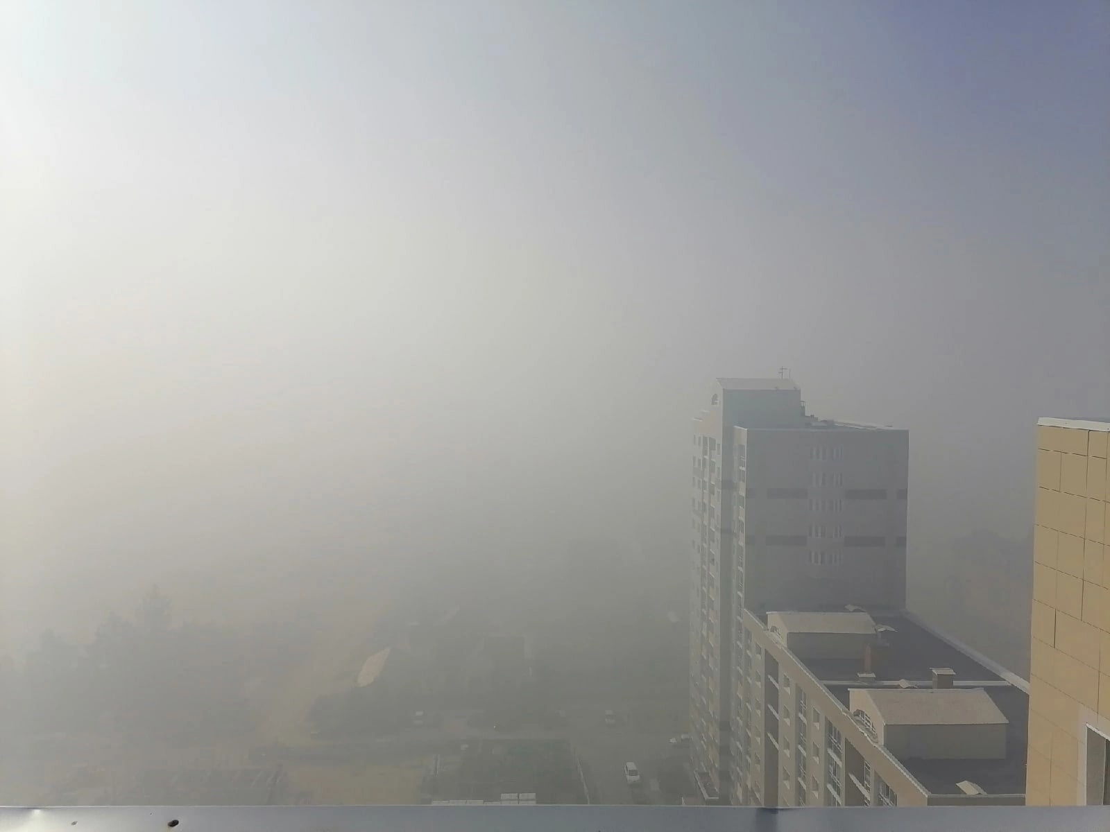 В ХМАО целый город накрыло дымом от лесных пожаров, жители жалуются, что им нечем дышать