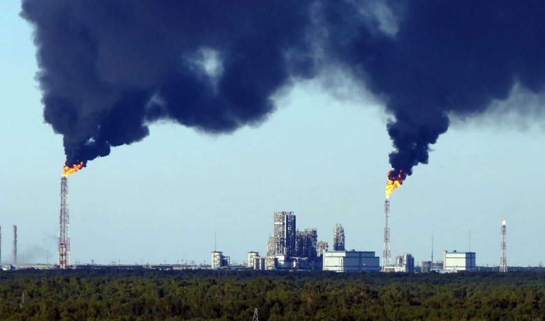 Прокуратура проверит тобольский завод «Сибура» после масштабного задымления из-за сжигания углеводородов на факелах