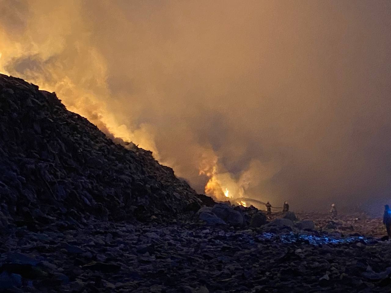 В ХМАО четыре дня подряд горит полигон ТБО, жители жалуются на невыносимую вонь