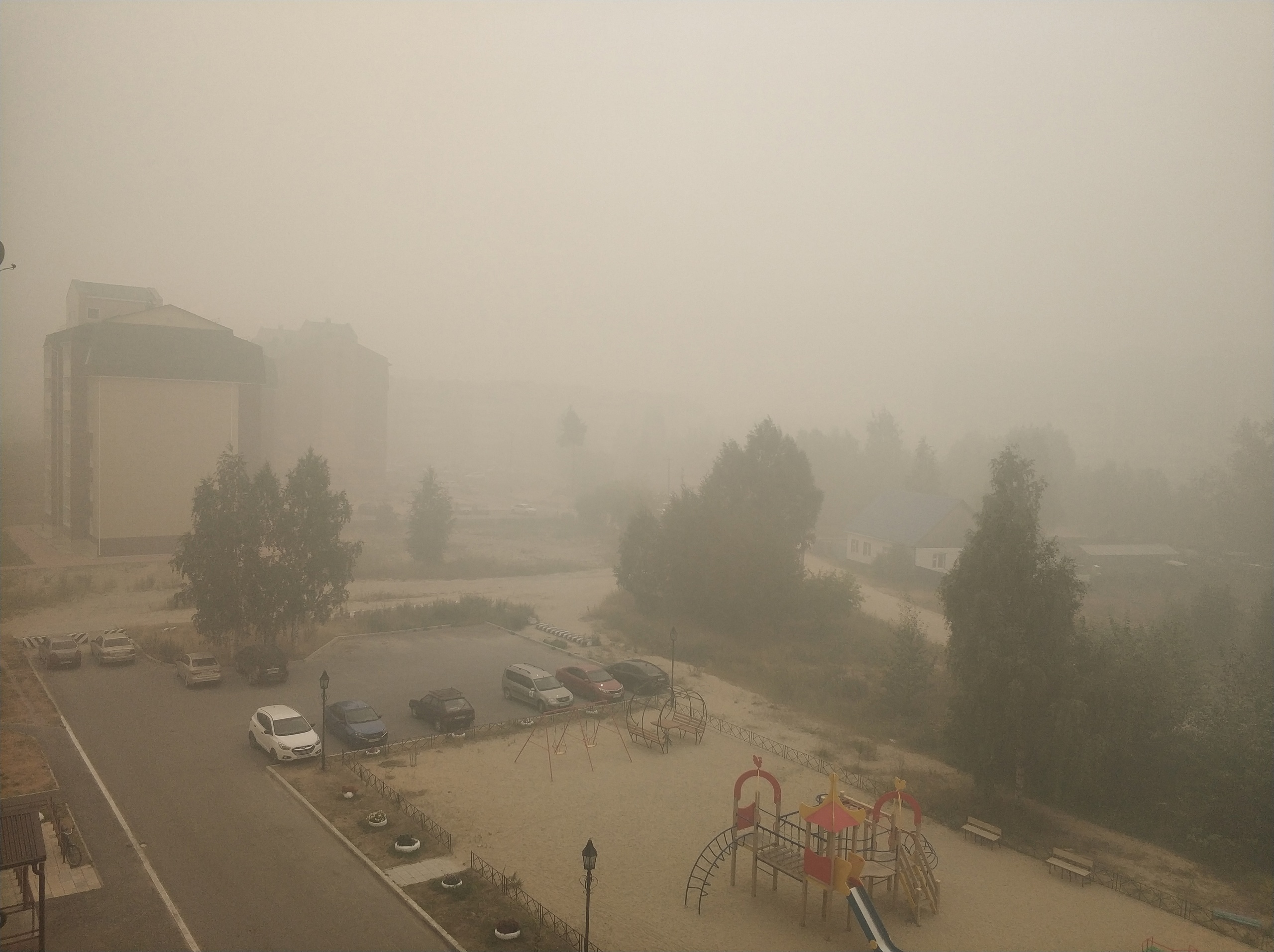 Югорск снова весь в дыму из-за лесных пожаров. Жители жалуются, что им нечем дышать, а Роспотребнадзор заявляет, что воздух чистый