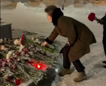 Губернатор ХМАО Комарова в шесть утра возложила цветы в память о погибших в результате взрыва в жилом доме